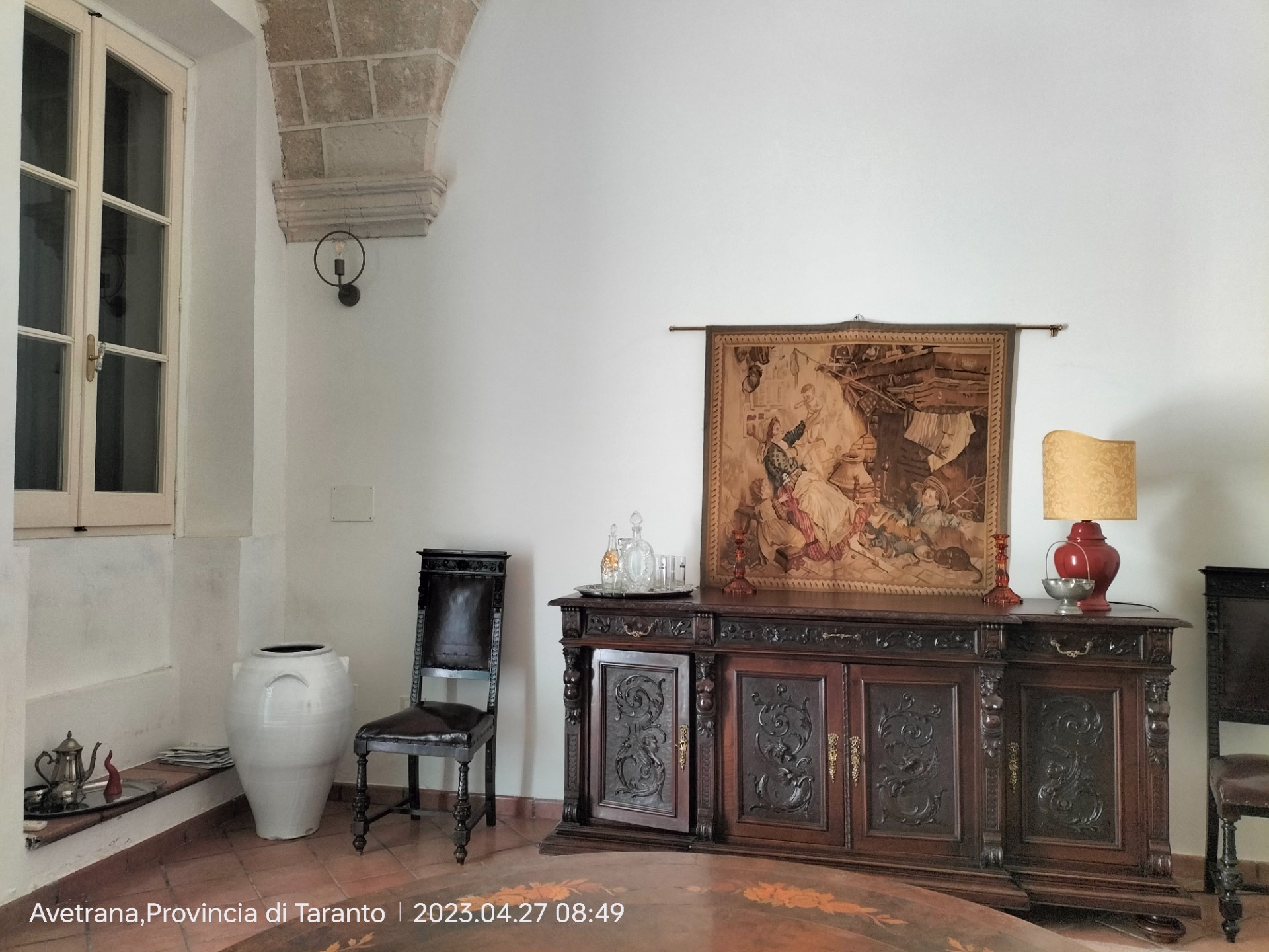 Stanza padronale d'ingresso con mobili e arredi antichi / Main room at the entrance with antique furniture and furnishings
